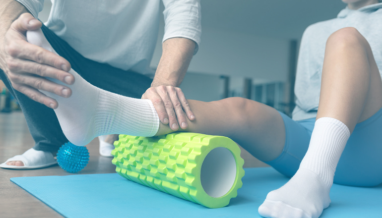 una victima de accidente de tráfico haciendo su última sesion de rehabilitacion porque la aseguradora no le da más rehabilitacion y no sabe que hacer